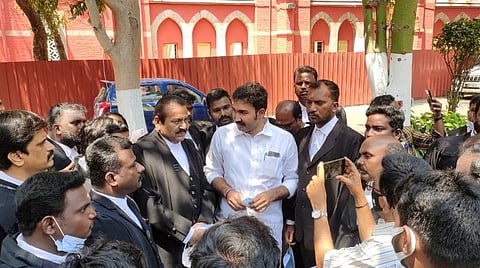 சென்னை உயர் நீதிமன்ற வளாகத்தில் வழக்கறிஞர்களுடன் முன்னாள் அமைச்சர் ஜெயக்குமாரின் மகன் ஜெயவர்தன்