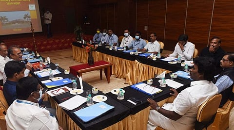 சேலம் - சென்னை விமான சேவை மீண்டும் தொடங்குவது குறித்து நடந்த ஆலோசனை கூட்டத்தில் குழுவின் தலைவர் எம்.பி பார்த்திபன் பேசினார் |  படம்: எஸ்.குரு பிரசாத்