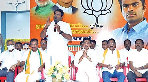 சென்னை பாஜக தலைமை அலுவலகத்தில் நேற்று நடைபெற்ற, நகர்ப்புற உள்ளாட்சித் தேர்தலில் பாஜக  சார்பில் போட்டியிட்ட வேட்பாளர்கள் சந்திப்புக் கூட்டத்தில் பேசினார் அக்கட்சியின் மாநிலத் தலைவர் கே.அண்ணாமலை. உடன், மாநிலப் பொதுச் செயலர் கரு.நாகராஜன் உள்ளிட்டோர். படம்: ம.பிரபு