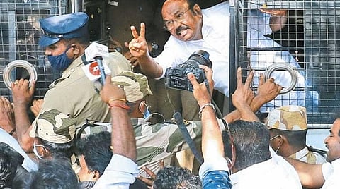 நில அபகரிப்பு வழக்கில் முன்னாள் அமைச்சர் ஜெயக்குமாருக்கு நிபந்தனை ஜாமீன்: திருச்சியில் 2 வாரம் தங்கியிருக்க உயர் நீதிமன்றம் உத்தரவு