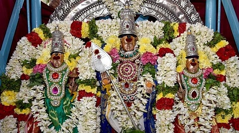 பழநி பங்குனி உத்திரதிருவிழா கொடியேற்றத்தை முன்னிட்டு கொடிமண்டபத்தில் எழுந்தருளிய வள்ளி தெய்வானை சமேத முத்துக்குமாரசுவாமி.