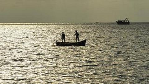 எல்லை தாண்டி மீன்பிடித்தால் உரிமம் ரத்து: மீன்வளத்துறை எச்சரிக்கை