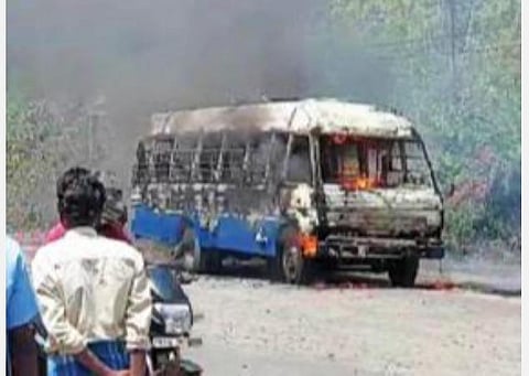 குருமாம்பட்டு பாண்லே பூத் அருகே தீப்பற்றி எரிந்த வேன்.