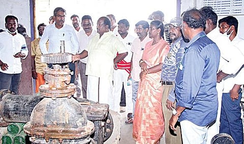 செங்கல்பட்டு அருகே வில்லியம்பாக்கத்தில் பிரதான குடிநீர் உந்து நிலையத்தில் மேயர், துணை மேயர் மற்றும் அதிகாரிகள் ஆய்வு மேற்கொண்டனர்.