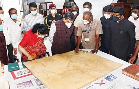 தஞ்சாவூர் சரஸ்வதி மகால் நூலகத்தில், 1888-ம் ஆண்டு வரையப்பட்ட இந்திய வரைபடத்தை பார்வையிடுகிறார் தமிழக ஆளுநர் ஆர்.என்.ரவி. உடன், ஆளுநரின் மனைவி லட்சுமி உள்ளிட்டோர்.