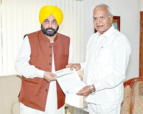 பஞ்சாபில் ஆம் ஆத்மி கட்சியின் சட்டப்பேரவைக் குழு தலைவராக தேர்ந்தெடுக்கப்பட்ட பகவந்த் மான்  நேற்று சண்டிகரில் மாநில ஆளுநர் பன்வாரிலால் புரோஹித்தை சந்தித்து ஆட்சி அமைக்க உரிமை கோரினார்படம்: பிடிஐ