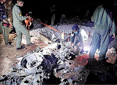 ராஜஸ்தானில் நிலைநிறுத்தப்பட்டிருந்த ஏவுகணை தவறுதலாக சீறிப் பாய்ந்து பாகிஸ்தானின் பஞ்சாப் மாகாணம், மியான் கன்னு நகரில் விழுந்தது. ஏவுகணை விழுந்த இடத்தில் பாகிஸ்தான் பாதுகாப்பு படை வீரர்கள் ஆய்வு செய்கின்றனர்.படம்: ராய்ட்டர்ஸ்