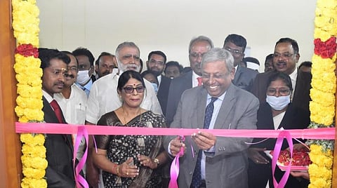 கொடைக்கானலில் கூடுதல் நீதிமன்றத்தை திறந்துவைத்த சென்னை உயர்நீதிமன்ற நீதிபதி வி.பார்த்திபன். உடன் அமைச்சர்கள் ஐ.பெரியசாமி, அர.சக்கரபாணி