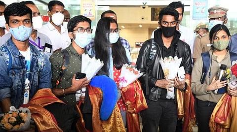 ‘ஒரு வேளை உணவை 3 வேளை உண்டு உயிர் பிழைத்தோம்’ - உக்ரைனில் இருந்து சென்னை திரும்பிய மாணவர்கள் உருக்கம்