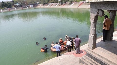 மயிலாப்பூர் கோயில் குளத்தில் மயில் சிலையை தேடும் பணியில் ஈடுபட்ட வீரர்கள் | படங்கள்: எல்.சீனிவாசன்