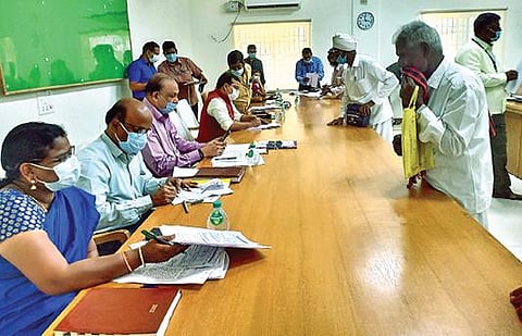 திருப்பத்தூர் மாவட்ட ஆட்சியர் அலுவலகத்தில் நேற்று பொதுமக்களிடம் இருந்து மனுக்களை பெற்ற ஆட்சியர் அமர் குஷ்வாஹா.