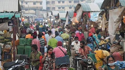 ஈரோடு நேதாஜி சந்தையில் கூடுதல் சுங்கக் கட்டணம் வசூலைக் கண்டித்து காய்கறி மாலை அணிந்து மனு அளித்த வியாபாரிகள்