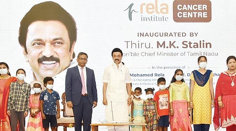 சென்னையை அடுத்த குரோம்பேட்டையில் ரேலா இன்ஸ்டிடியூட் புற்றுநோய் மையத்தை முதல்வர் மு.க.ஸ்டாலின் நேற்று திறந்து வைத்தார். உடன் ரேலா இன்ஸ்டிடியூட் மற்றும் மெடிக்கல் சென்டர் தலைவர் மற்றும் நிர்வாக இயக்குநர் பேராசிரியர் முகமது ரேலா, ஜெ.ஆர்.சூப்பர் ஸ்பெஷாலிட்டி மருத்துவமனை தலைவர் பேராசிரியர் டாக்டர் ஜெ.நிஷா உள்ளிட்டோர்.