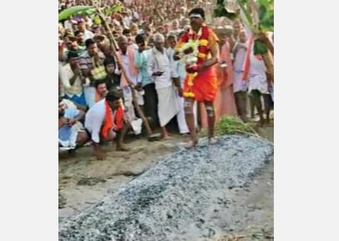 ஆண்கள் மட்டுமே பங்கேற்கக் கூடிய தாளவாடி கொங்கஹள்ளி மல்லிகார்ஜுன சுவாமி கோயில் திருவிழாவில் பூசாரி குண்டம் இறங்கினார்.