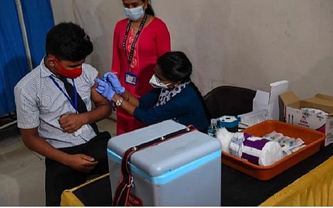 கரோனா தடுப்பூசி செலுத்திக் கொள்ளும் பள்ளிச் சிறுவன்