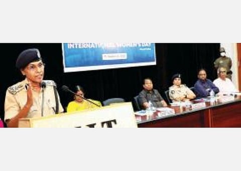 விஐடியில் நடைபெற்ற சர்வதேச மகளிர் தின விழாவில் பேசும் வேலூர் சரக டிஐஜி ஆனி விஜயா. அருகில், வேந்தர் கோ.விசுவநாதன், துணைத்தலைவர் சங்கர் விசுவநாதன் உள்ளிட்டோர்.