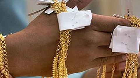 அடமான நகையின் எடை குறைந்ததாக புகார்: கேத்தனூர் வங்கிக் கிளையில் 2-வது நாளாக ஆய்வு