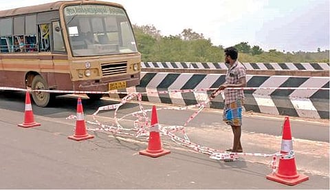 வல்லநாடு ஆற்றுப் பாலத்தில் மீண்டும் சேதம் ஏற்பட்டுள்ள பகுதியை சுற்றி தடுப்புகள் ஏற்படுத்தப்பட்டுள்ளதால் வாகனங்கள் சிரமப்பட்டு செல்கின்றன.