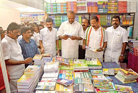 பாளையங்கோட்டை வ.உ.சி. மைதானத்தில் புத்தகத் திருவிழாவை தொடங்கி வைத்து அங்கு அமைக்கப்பட்டிருக்கும் அரங்கினுள் வைக்கப்பட்டிருந்த புத்தகங்களை பார்வையிடுகிறார் சட்டப் பேரவை தலைவர் மு. அப்பாவு. படம்: மு.லெட்சுமி அருண்