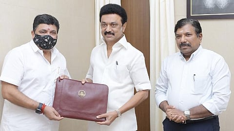 தமிழக பட்ஜெட் 2022-23 தாக்கல்  செய்வதற்கு முன் முதல்வர் மு.க.ஸ்டாலினை சந்தித்து வாழ்த்துப் பெற்ற நிதியமைச்சர் பழனிவேல் தியாகராஜன்