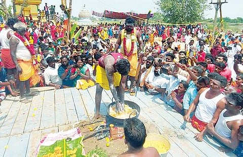வேட்டவலம் அடுத்த இசுக்கழிக்காட்டேரி பாலமுருகன் கோயிலில் நடைபெற்ற பங்குனி உத்திர திருவிழாவில் கொதிக்கும் எண்ணெய் சட்டியில் கையை விட்டு வடை சுட்ட பக்தர்.