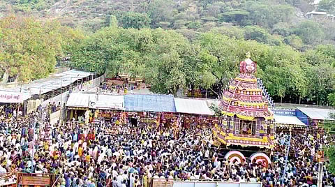 பழநி பங்குனி உத்திரத் திருவிழாவையொட்டி கிரி வீதிகளில் வலம் வந்த தேர். (உள்படம்) தேரில் எழுந்தருளிய வள்ளி, தெய்வானை சமேத முத்துக்குமார சுவாமி.  (அடுத்த படம்) ஓசூரில் நடந்த சந்திரசூடேஸ்வரர் கோயில் தேர் திருவிழாவில் திரளான பக்தர்கள் பங்கேற்று தேரை வடம் பிடித்து இழுத்தனர்.
