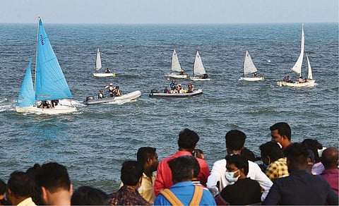 பிரான்ஸ் நாட்டின் வசந்தகால கொண்டாட்டத்தை வரவேற்று புதுச்சேரி கடற்கரையில் நடந்த பாய்மர படகுகளின் அணிவகுப்பு. படம்: எம்.சாம்ராஜ்