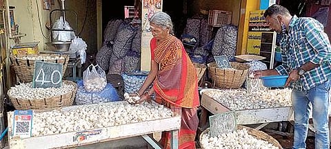 சேலம் பால் மார்க்கெட் பகுதியில் உள்ள சில்லறை விற்பனை கடைகளில் உள்ள பூண்டை ஆர்வமுடன் வாங்கும் பொதுமக்கள்.