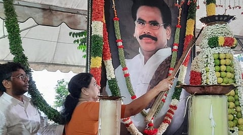 நினைவிடத்தில் சசிகலா.