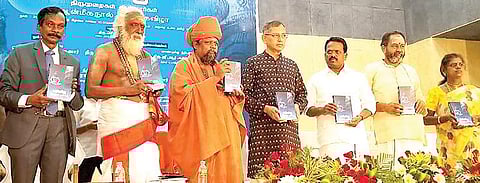 மதுரையில் பன்னிரு திருமுறைகள்-ஆழ்வார்கள் நூலை குன்றக்குடி பொன்னம்பல அடிகளார் வெளியிட்டார்.