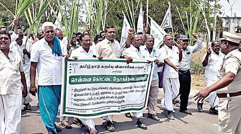 திருவாலங்காட்டிலிருந்து தலைமைச் செயலகம் நோக்கி நடைப்பயணம் மேற்கொள்ள முயன்ற  கரும்பு விவசாயிகளை போலீஸார் தடுத்து கைது செய்தனர்.