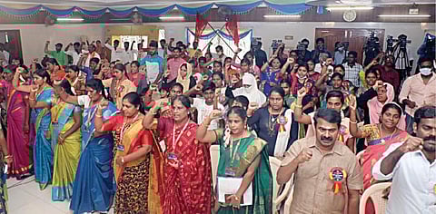 உலக மகளிர் தினத்தை முன்னிட்டு நாம் தமிழர் கட்சியின் மகளிர் பாசறை சார்பில் சென்னை தாம்பரம் அடுத்த சேலையூரில் ‘பெண் எனும் பேராற்றல்’ என்ற தலைப்பில்  கருத்தரங்கம் நடைபெற்றது. கருத்தரங்குக்கு முன்னதாக மகளிர் உரிமை தொடர்பாக உறுதிமொழி ஏற்ற கட்சியின் மகளிர் பாசறை அமைப்பினர். உடன் கட்சியின் தலைமை ஒருங்கிணைப்பாளர் சீமான்.