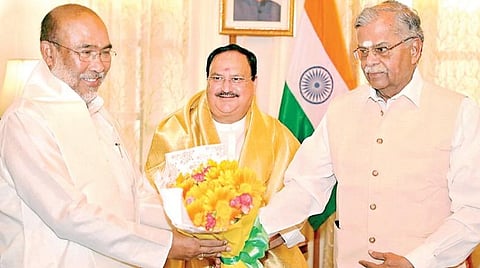 மணிப்பூர் மாநிலம் இம்பாலில் நேற்று நடைபெற்ற பதவியேற்பு விழாவில் முதல்வராக பதவியேற்ற பிரேன் சிங்குக்கு ஆளுநர் இல.கணேசன் கைகுலுக்கி வாழ்த்து தெரிவித்தார். உடன் பாஜக தேசியத் தலைவர் 
ஜே.பி. நட்டா உள்ளார். படம்: பிடிஐ