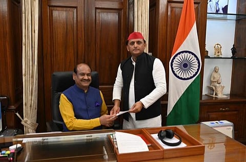 ஓம் பிர்லாவை சந்தித்து அகிலேஷ் யாதவ் ராஜினாமா கடிதத்தை கொடுத்தார். 