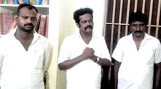 பறிமுதல் செய்யப்பட்ட திமிங்கல எச்சம். (வலது) கைது செய்யப்பட்ட குமார்,  அழகு, பழனிச்சாமி.