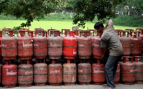 சமையல் காஸ் சிலிண்டர் விலை ரூ.50 அதிகரிப்பு: மக்கள் கடும் அதிருப்தி