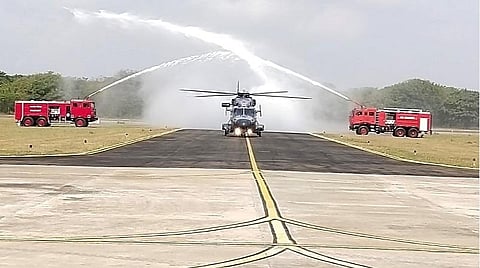 ஐஎன்எஸ் பருந்து கடற்படை விமானத்தளத்தில் புதிதாக இணைக்கப்பட்ட ஏஎல்ஹெச் எம்கே 3 வகை ஹெலிகாப்டர்களை வானிலிருந்து இறங்கியபோது தண்ணீர் பீய்ச்சி வரவேற்பு அளிக்கப்பட்டது.