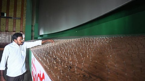 'ஆர்ஆர்ஆர்' ரிலீஸ் - ஸ்கிரீன் சேதப்படுத்தாமல் இருக்க ஆணிப் படுக்கையை ஏற்படுத்திய தியேட்டர்கள்