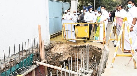 சென்னை மாநகராட்சி சார்பில் தேனாம்பேட்டை மண்டலத்துக்கு உட்பட்ட பகுதிகளில் மேற்கொள்ளப்பட்டு வரும் மழைநீர் வடிகால் பணிகளை முதல்வர் மு.க.ஸ்டாலின் நேற்று நேரில் ஆய்வு செய்தார். உடன் நகராட்சி நிர்வாகத் துறை அமைச்சர் கே.என்.நேரு, மேயர் ஆர்.பிரியா, துணைமேயர் மு.மகேஷ்குமார், ஆணையர் ககன்தீப் சிங் பேடி உள்ளிட்டோர்.