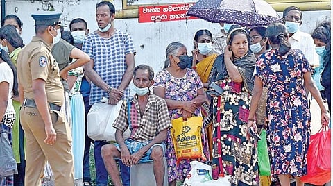 கடும் பொருளாதார நெருக்கடியால் இலங்கையில் எரிபொருள், உணவுப் பொருட்களுக்கு தட்டுப்பாடு ஏற்பட்டுள்ளது. கொழும்பு நகரில் உள்ள ஒரு கடையில் நேற்று மண்ணெண்ணெய் வாங்குவதற்காக காத்திருந்த பொதுமக்கள். படம்: ஏஎப்பி