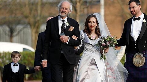 விக்கிலீக்ஸ் நிறுவனர் ஜூலியன் அசாஞ்ச்  - வழக்கறிஞர்  ஸ்டெல்லா மோரீஸ் திருமணம், பெல்மார்ஷ் சிறையில் நடந்தது.