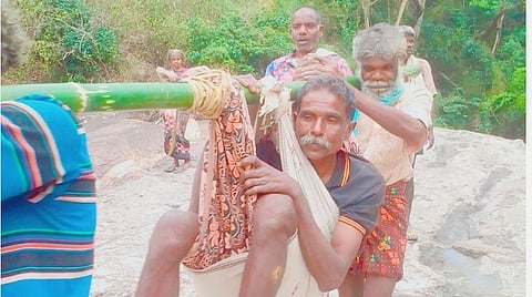 திருப்பூர் | வீடு இடிந்து காயம் அடைந்த முதியவர் - பல மணிநேரம் மலைப்பாதையில் சுமந்து வந்த கிராம மக்கள்