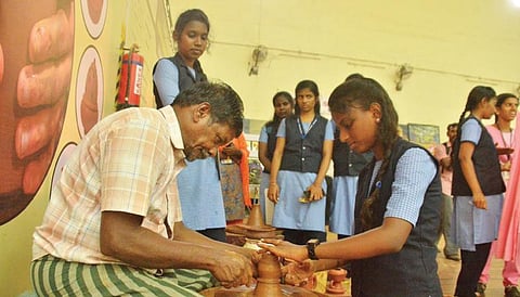 பாளையங்கோட்டை வ.உ.சி. மைதானத்தில் நடைபெறும் புத்தகத் திருவிழாவில் மண்பாண்டம் தயாரிப்பு குறித்து மாணவிகளுக்கு பயிற்சி அளிக்கப்பட்டது.  (அடுத்தபடம்) ஒரே நாளில் மாணவர்கள் தயாரித்த கையெழுத்துப் பிரதி நூல். படங்கள்: மு. லெட்சுமி அருண்.