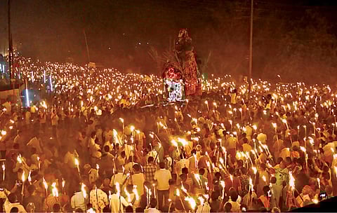 சிவகிரி பொன்காளியம்மன் கோயில் திருவிழாவில், ஆயிரக்கணக்கான பக்தர்கள் தீப்பந்தம் ஏந்தி அம்மனை வழிபாடு செய்தனர்.