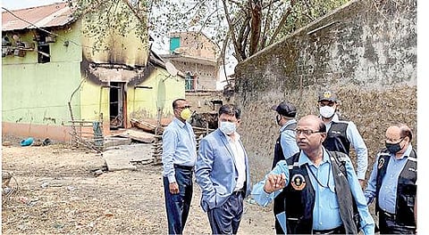 மேற்குவங்க மாநிலம் பி்ர்பும் மாவட்டத்தில் ஏற்பட்ட கலவரத்தில் 8 பேர் எரித்துக் கொல்லப்பட்டனர். சம்பவம் நடந்த போக்டுய் என்ற கிராமத்தில் சிபிஐயின் மத்திய தடய அறிவியல் ஆய்வக நிபுணர்கள் ஆய்வுக்காக மாதிரிகளை சேகரித்தனர். படம்: பிடிஐ