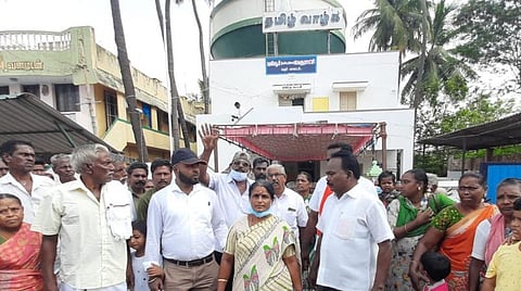 கரூர் மாவட்டம் புலியூர் பேரூராட்சி அலுவலகத்தில் இருந்து வெளியே வந்த இந்திய கம்யூனிஸ்ட் கட்சி தலைவர் பதவி வேட்பாளர் 1வது வார்டு உறுப்பினர் க.கலாராணி