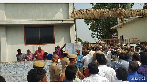 பொதுமக்களை விரட்டும் போலீஸார்