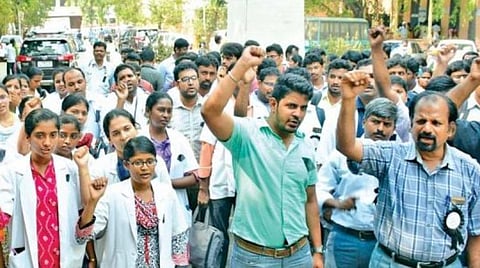 கரோனாவால் உயிரிழந்த அரசு மருத்துவர்களின் குடும்பத்துக்கு நிவாரணம், வேலையை தமிழக அரசு வழங்கவில்லை: அரசு மருத்துவர்களுக்கான சட்டப் போராட்டக் குழு குற்றச்சாட்டு