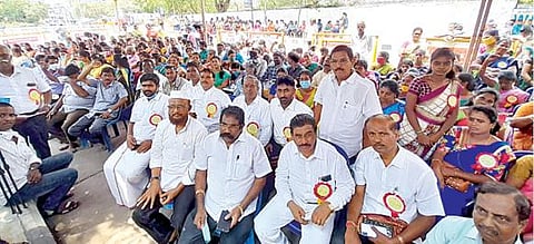 சொத்து வரி செலுத்துவதில் இருந்து விலக்கு அளிக்க வலியுறுத்தி திருவள்ளுவர் கோட்டம் அருகே நேற்று ஆர்ப்பாட்டம் நடத்திய தமிழ்நாடு நர்சரி, பிரைமரி, மெட்ரிக் மற்றும் சிபிஎஸ்இ பள்ளிகள் சங்கத்தினர்.படம்: க.பரத்