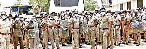 கோவை வெள்ளலூர் பேரூராட்சி அலுவலகம் முன்பு பாதுகாப்புக்காக குவிக்கப்பட்டிருந்த போலீஸார்.